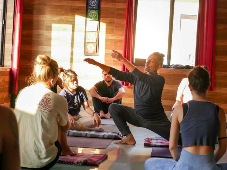 A drop-in class in progress in the shala at Tapovan